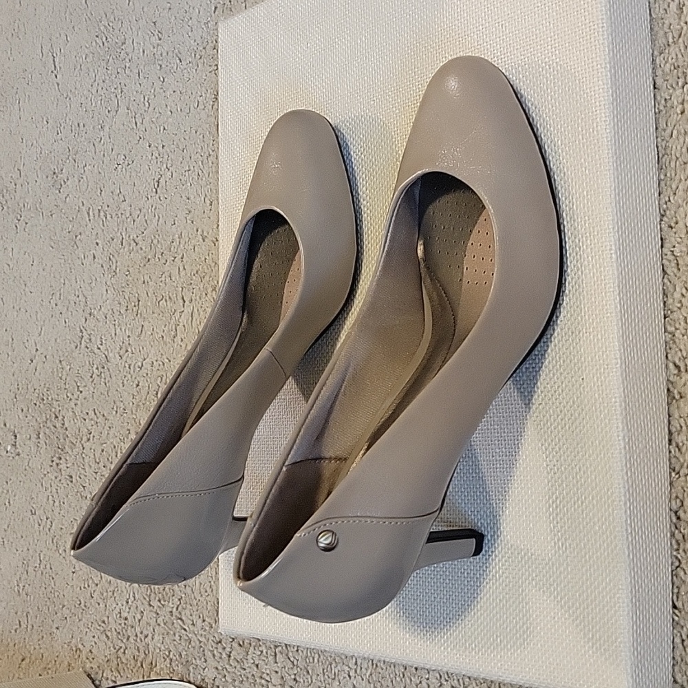 Life Stride 9.5 M heels Khaki